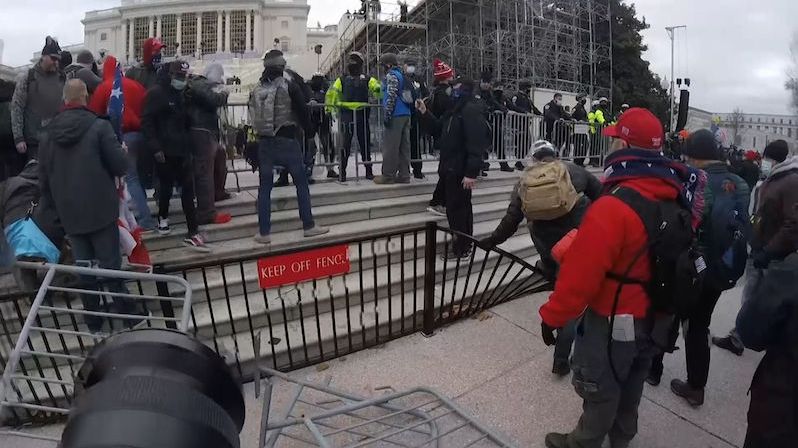 Republikáni vzali útočníky na Kapitol den předem na exkurzi, aby se tam vyznali, tvrdí demokraté